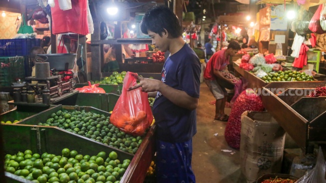 Suasana aktivitas perdagangan  di Pasar Senen, Jakarta, Senin (28/10/2024). [Suara.com/Alfian Winanto]
