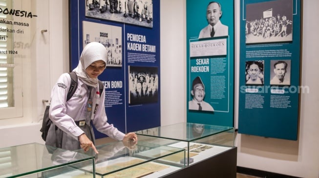 Pelajar mengunjungi Museum Sumpah Pemuda di Jakarta, Senin (28/10/2024). [Suara.com/Alfian Winanto]