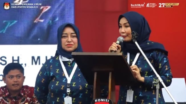 Calon Bupati Nganjuk, Ita Triwibawati, dan Calon Wakil Bupati Nganjuk, Zuli Rantauwati. (YouTube/KPU Kabupaten Nganjuk)