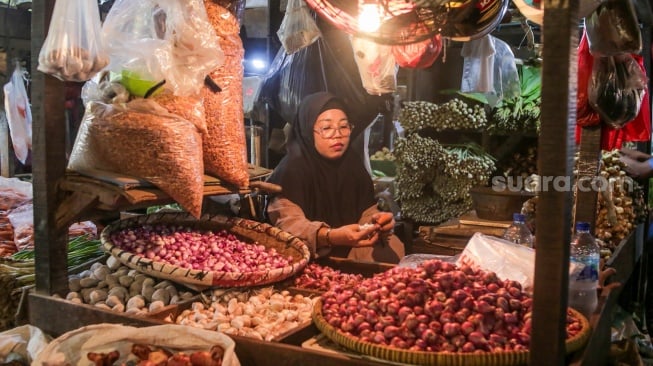 Suasana aktivitas perdagangan  di Pasar Senen, Jakarta, Senin (28/10/2024). [Suara.com/Alfian Winanto]
