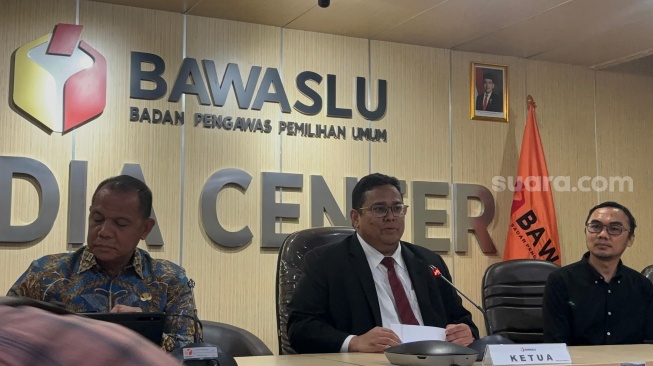 Badan Pengawas Pemilu (Bawaslu) mengungkapkan adanya 195 kasus dugaan pelanggaran netralitas kepala desa pada kampanye Pilkada 2024. (Suara.com/Dea)