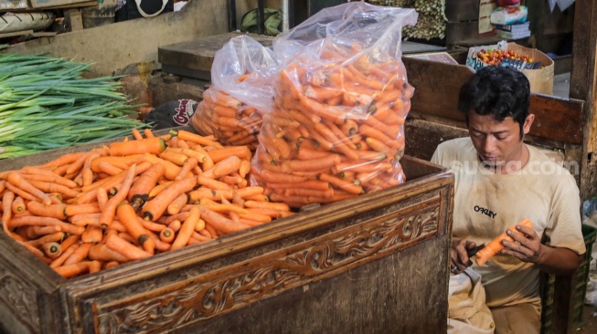 Suasana aktivitas perdagangan  di Pasar Senen, Jakarta, Senin (28/10/2024). [Suara.com/Alfian Winanto]
