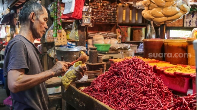 Suasana aktivitas perdagangan  di Pasar Senen, Jakarta, Senin (28/10/2024). [Suara.com/Alfian Winanto]
