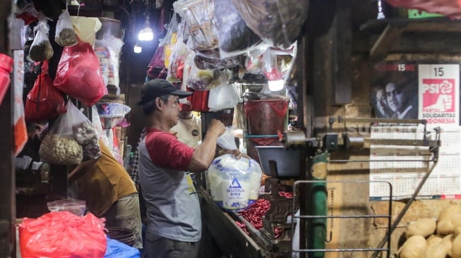 Suasana aktivitas perdagangan  di Pasar Senen, Jakarta, Senin (28/10/2024). [Suara.com/Alfian Winanto]
