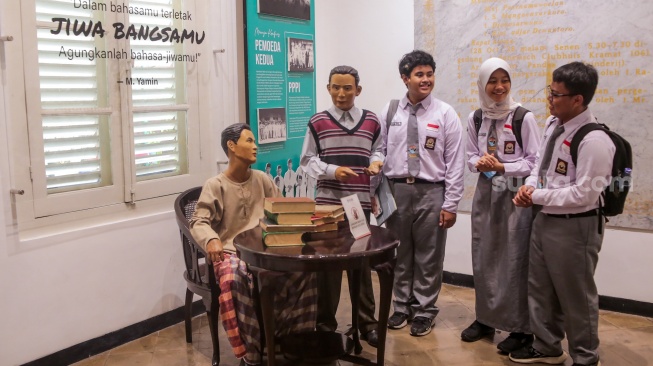 Pelajar mengunjungi Museum Sumpah Pemuda di Jakarta, Senin (28/10/2024). [Suara.com/Alfian Winanto]