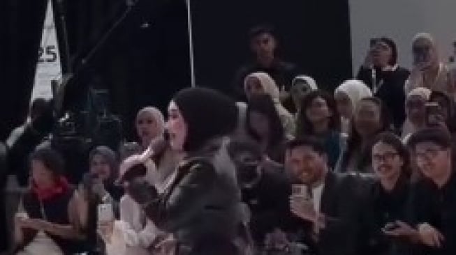 Interaksi Reza Artamevia dengan Thariq Halilintar di Jakarta Fashion Week 2025 (TikTok)