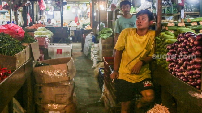 Suasana aktivitas perdagangan  di Pasar Senen, Jakarta, Senin (28/10/2024). [Suara.com/Alfian Winanto]
