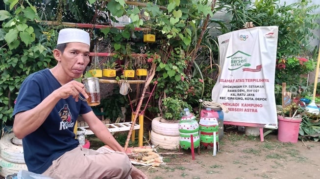 Pengelola Bank Sampah Sutarti di Kampung Setaman, Rawageni, Kelurahan Ratu Jaya, Kecamatan Cipayung, Depok, Jawa Barat, Sabtu (26/10/2024). [Suara.com/Dwi Bowo Raharjo]