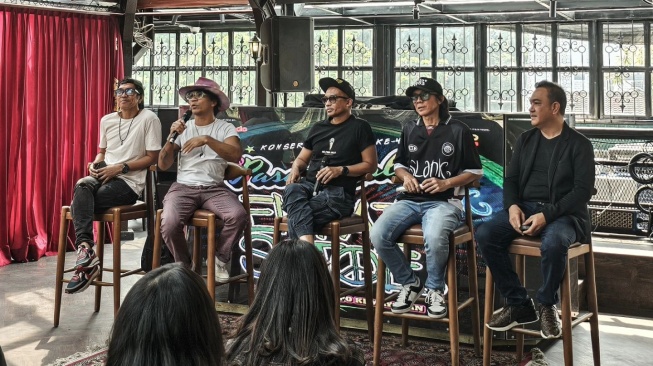 Slank saat menggelar konferensi pers "Pasar Malam Empat Satoe Slank” di kawasan Kebayoran Baru, Jakarta Selatan, Selasa (29/10/2024). [Instagram @slankdotcom]