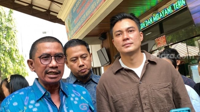 Baim Wong dan kuasa hukumnya, Fahmi Bachmid usai menjalani sidang cerai dengan Paula Verhoeven di Pengadilan Agama Jakarta Selatan, Selasa (29/10/2024). [Suara.com/Tiara Rosana]