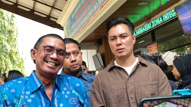 Baim Wong dan kuasa hukumnya, Fahmi Bachmid usai menjalani sidang cerai dengan Paula Verhoeven di Pengadilan Agama Jakarta Selatan, Selasa (29/10/2024). [Suara.com/Tiara Rosana]