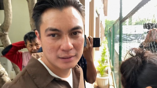 Baim Wong usai menjalani sidang cerai dengan Paula Verhoeven di Pengadilan Agama Jakarta Selatan, Selasa (29/10/2024). [Suara.com/Tiara Rosana]