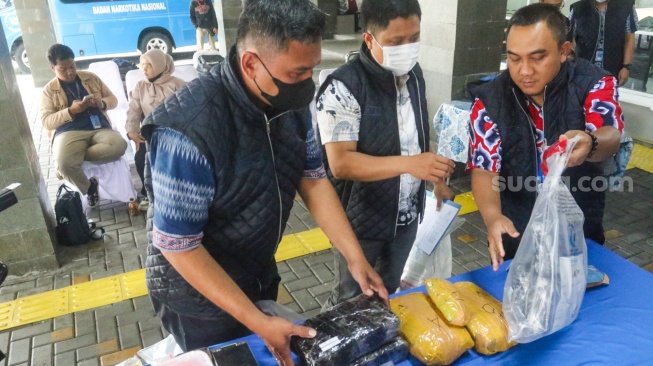 Petugas menampilkan barang bukti hasil pengungkapan kasus peredaran narkotika yang akan dimusnahkan di Jakarta, Selasa (29/10/2024). [Suara.com/Alfian Winanto]