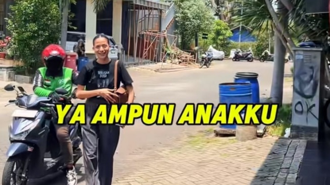 Putri Marino menggunakan jasa ojek online ke rumah Denny Sumargo (TikTok/@dennysumargoreal)