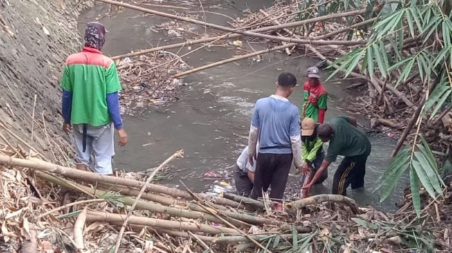 Lawan Banjir, Pemkot Bandar Lampung Kerahkan Satgas Kali Bersihkan Sampah Sungai