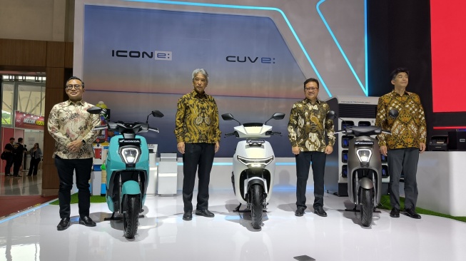 Honda ICON e: dan Honda CUV e: dipamerkan di IMOS 2024. Kedua model baru ini melengkapi jajaran motor listrik AHM sebelumnya, yaitu Honda EM1 e: dan EM1 e: Plus yang meluncur tahun 2023. [Suara.com/Liberty Jemadu]