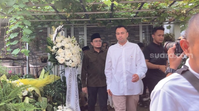 Raffi Ahmad di rumah duka ayah Uya Kuya, Nararya Sutrasno di kawasan Duren Sawit, Jakarta, Rabu (30/10/2024). [Suara.com/Adiyoga Priyambodo]