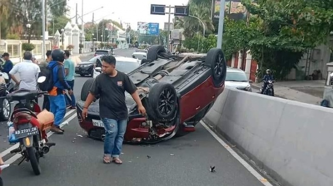 Braakkk! Dua Mobil Tabrakan di Flyover Manahan, Kondisi Mazda Sampai Terbalik