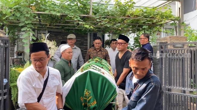 Uya Kuya di rumah duka sang ayah, Nararya Sutrasno di kawasan Duren Sawit, Jakarta, Rabu (30/10/2024). [Suara.com/Adiyoga Priyambodo]