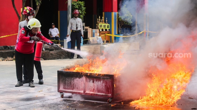 Peserta mengikuti kompetisi relawan pemadam kebakaran di kantor Suku Dinas Penanggulangan Kebakaran dan Penyelamatan Jakarta Selatan, Lebak Bulus, Jakarta, Rabu (30/10/2024). [Suara.com/Alfian Winanto]
