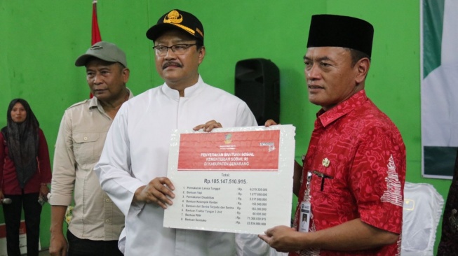 Penjual Cilok Dikunjungi Gus Men, Kaget dan Bahagia Terima Bantuan