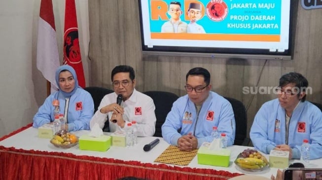 Kelompok relawan Pro Jokowi (Projo) menyatakan dukungan terhadap Pasangan Calon Gubernur dan Wakil Gubernur nomor urut satu, Ridwan Kamil-Suswono (RIDO) dalam Pemilihan Kepala Daerah (Pilkada) DKI 2024. (Suara.com/Fakhri)