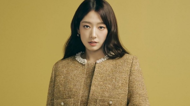 4 Look OOTD Feminin Park Shin-hye, Bikin Tampil Elegan di Momen Spesial!