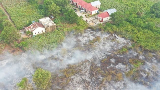 Karhutla Dekati Rumah Warga di Kubu Raya