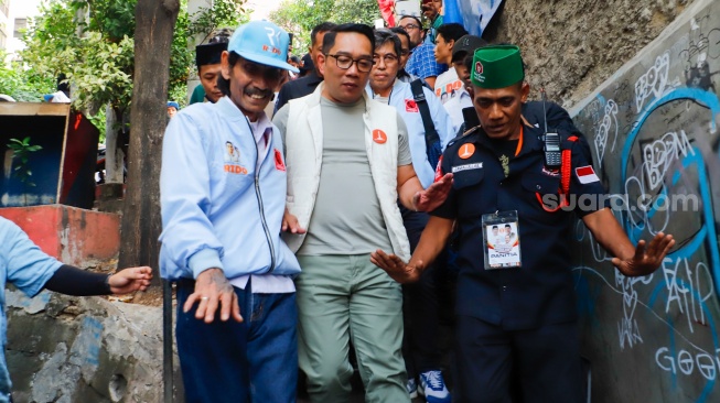 Calon Gubernur Jakarta nomor urut 1, Ridwan Kamil saat datang menemui warga di Pancoran, Jakarta, Rabu (30/10/2024). [Suara.com/Alfian Winanto]