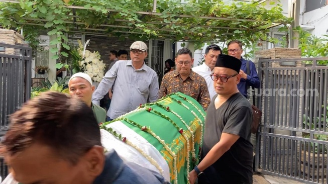 Uya Kuya di rumah duka sang ayah, Nararya Sutrasno di kawasan Duren Sawit, Jakarta, Rabu (30/10/2024). [Suara.com/Adiyoga Priyambodo]