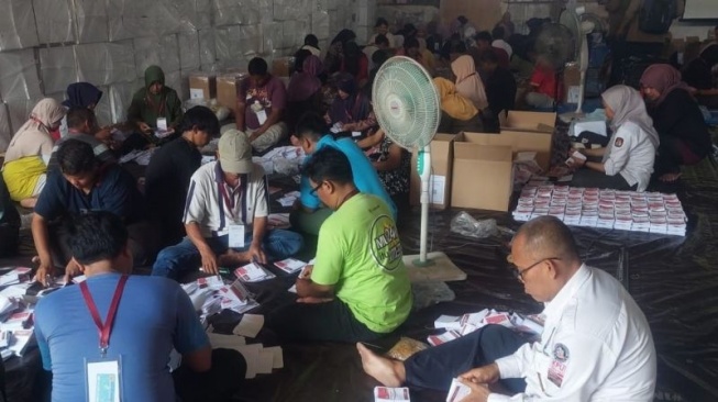 Inspiratif! 12 Difabel Kudus Ikut Sortir Surat Suara Pilkada 2024