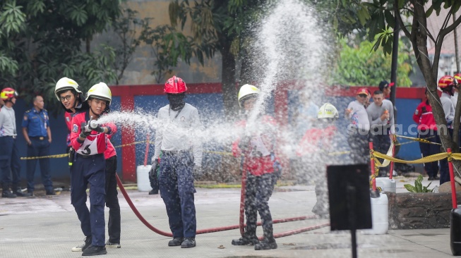 Peserta mengikuti kompetisi relawan pemadam kebakaran di kantor Suku Dinas Penanggulangan Kebakaran dan Penyelamatan Jakarta Selatan, Lebak Bulus, Jakarta, Rabu (30/10/2024). [Suara.com/Alfian Winanto]
