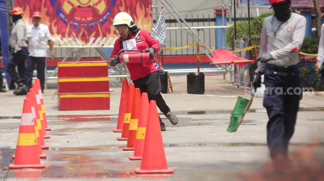 Peserta mengikuti kompetisi relawan pemadam kebakaran di kantor Suku Dinas Penanggulangan Kebakaran dan Penyelamatan Jakarta Selatan, Lebak Bulus, Jakarta, Rabu (30/10/2024). [Suara.com/Alfian Winanto]
