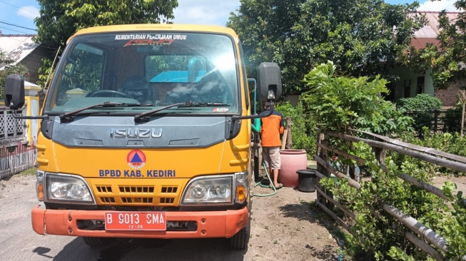 BPBD Kabupaten Kediri Lakukan Droping Air Bersih Bagi Ratusan KK di Sepawon