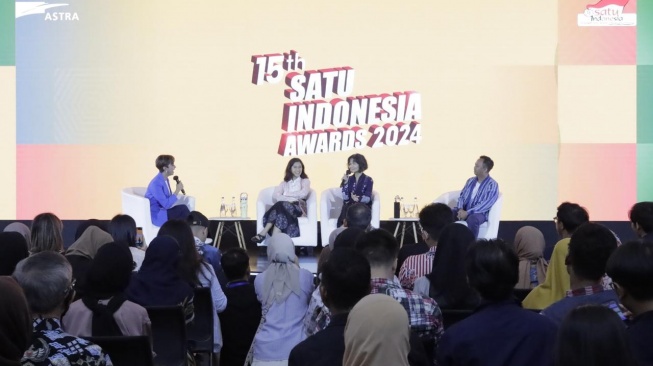 Salah satu sesi Bincang Inspiratif AstraTalks dengan tema The Ecopreneur’s Story in Shaping a Better Tomorrow, menghadirkan Pegiat Seni, Actor, Pendiri Yayasan Dian Sastrowardoyo, Sutradara, Producer serta Founder dari Beacon Film Dian Sastrowardoyo (kedua kiri), Founder & Creative Director Sejauh Mata Memandang Chitra Subyakto (kedua kanan), Penerima Apresiasi SATU Indonesia Awards Muhammad Aripin Tahun 2016 Bidang Kewirausahaan (kanan) (29/10) [Astra]