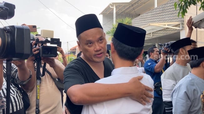 Uya Kuya di rumah duka sang ayah, Nararya Sutrasno di kawasan Duren Sawit, Jakarta, Rabu (30/10/2024). [Suara.com/Adiyoga Priyambodo]