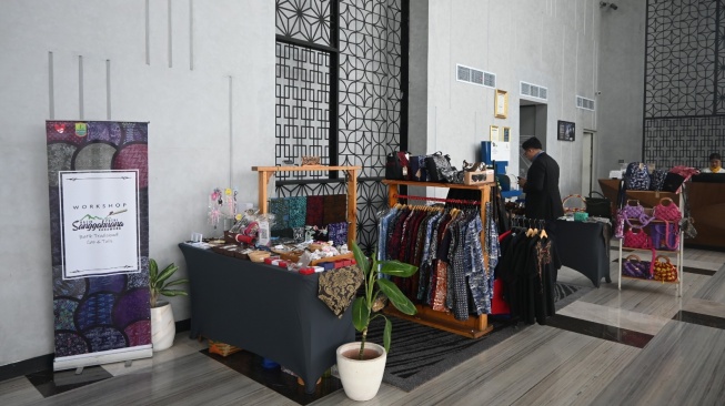  Novotel Karawang Gandeng UMKM Rayakan Hari Batik Nasional.