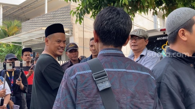 Uya Kuya di rumah duka sang ayah, Nararya Sutrasno di kawasan Duren Sawit, Jakarta, Rabu (30/10/2024). [Suara.com/Adiyoga Priyambodo]