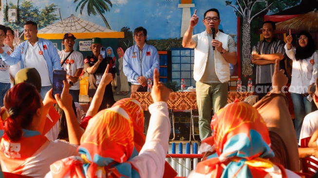 Calon Gubernur Jakarta nomor urut 1, Ridwan Kamil berdialog dengan warga di Pancoran, Jakarta, Rabu (30/10/2024). [Suara.com/Alfian Winanto]