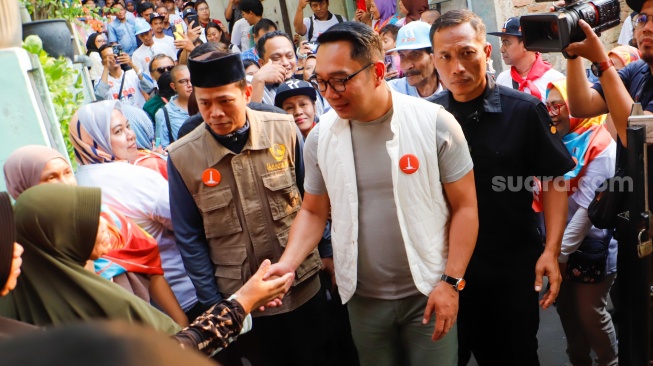 Calon Gubernur Jakarta nomor urut 1, Ridwan Kamil saat datang menemui warga di Pancoran, Jakarta, Rabu (30/10/2024). [Suara.com/Alfian Winanto]