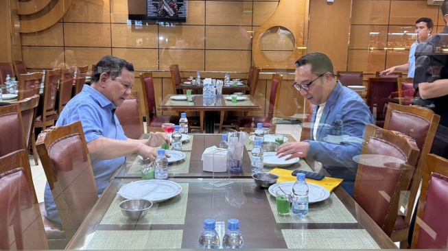 Presiden Prabowo Subianto santap masakan padang bersama Cagub nomor 1 Jakarta Ridwan Kamil di salah satu rumah makan yang ada di Jakarta, Kamis (31/10/2024). [Foto: Tim Ridwan Kamil]