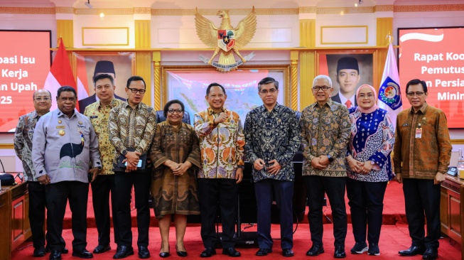 Menteri Ketenagakerjaan, Yassierli, bersama Menteri Dalam Negeri, Tito Karnavian, dan seluruh Kepala Daerah di Tingkat Provinsi, Kabupaten, dan Kota menggelar Rapat Koordinasi (Rakor), di Jakarta, Kamis (31/10/2024)  [Humas Kemnaker]