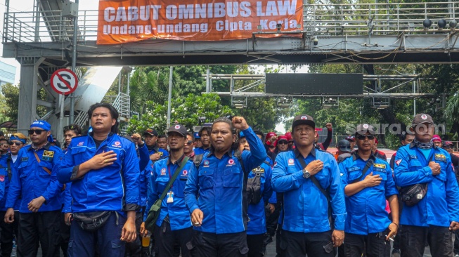 Para buruh dari berbagai elemen organisasi saat melakukan aksi unjuk rasa di kawasan Patung Kuda, Jakarta Pusat, Kamis (31/10/2024). [Suara.com/Alfian Winanto]
