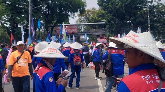 Masih Demo di Patung Kuda, Buruh Ancam Terobos Pagar Polisi Bila MK Tak Cabut UU Cipta Kerja