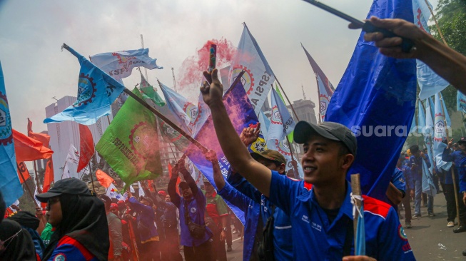 Para buruh dari berbagai elemen organisasi saat melakukan aksi unjuk rasa di kawasan Patung Kuda, Jakarta Pusat, Kamis (31/10/2024). [Suara.com/Alfian Winanto]
