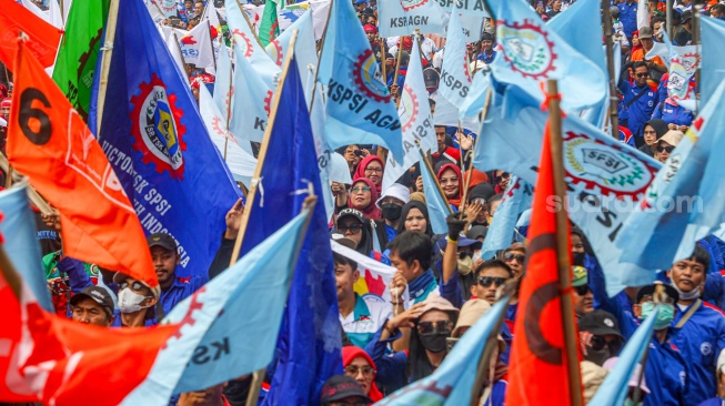 Para buruh dari berbagai elemen organisasi saat melakukan aksi unjuk rasa di kawasan Patung Kuda, Jakarta Pusat, Kamis (31/10/2024). [Suara.com/Alfian Winanto]
