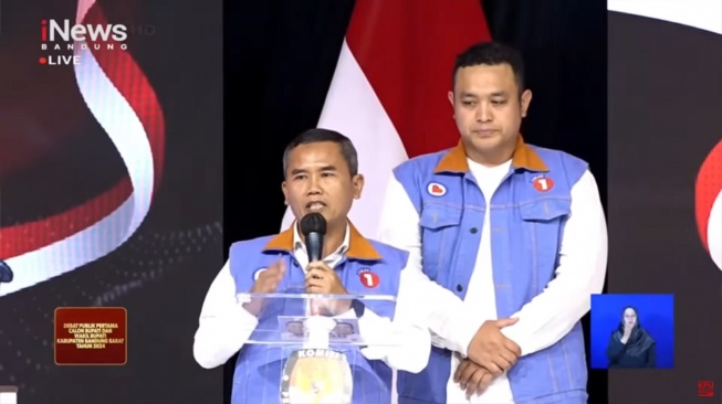 Gilang Dirga saat Debat Cabup-Cawabup Bandung Barat Tahun 2024 (YouTube/KPU Provinsi Jawa Barat)