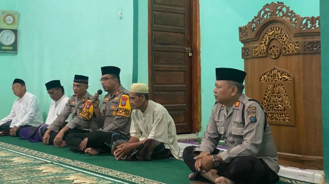 Kapolres Labusel Subuh Berjamaah di Masjid Nurul Iman Kota Pinang