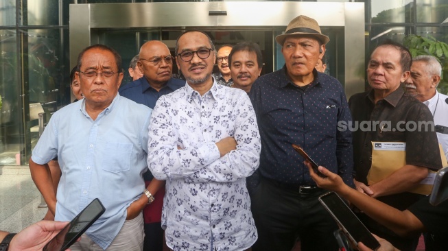 Mantan Ketua Komisi Pemberantasan Korupsi (KPK) Abraham Samad  bersama para tokoh pegiat anti korupsi antara lain Said Didu, Saut Situmorang, Erros Djarot, Roy Suryo, Refly Harun usai  melakukan audiensi dengan Pimpinan KPK di Gedung Merah Putih, Jakarta, Kamis (31/10/2024).  [Suara.com/Alfian Winanto]