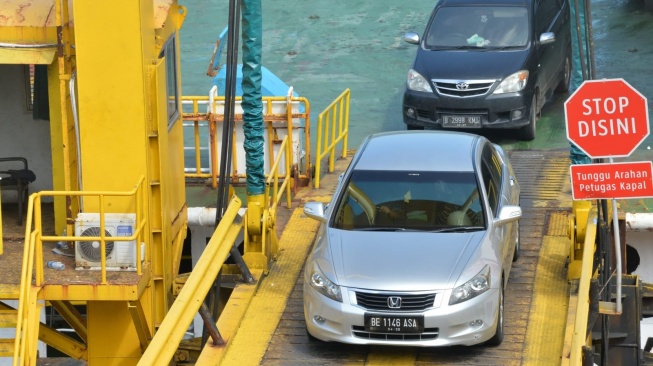 Kendaraan Mobil pribadi sedang memasuki kapal milik PT ASDP Indonesia Ferry (Persero).